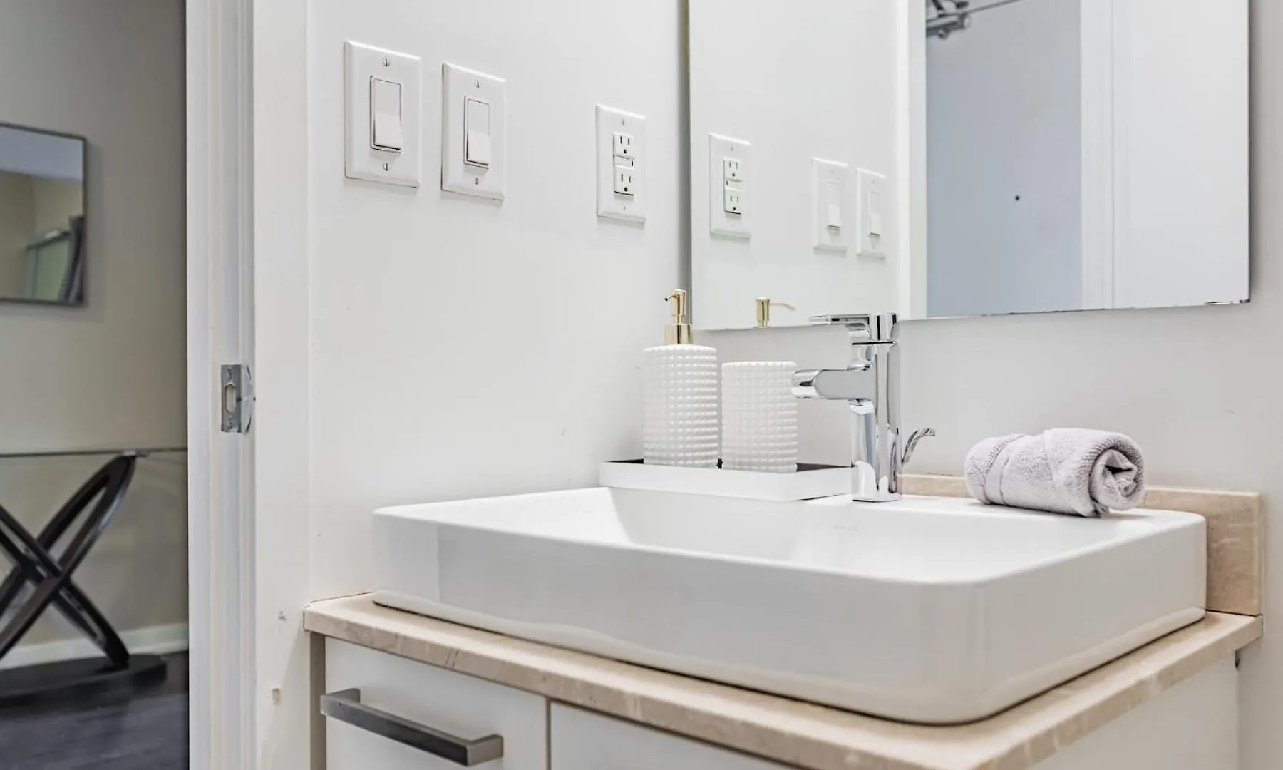 Downtown Suites Торонто 0*,  Канада